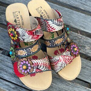 L'Artiste Leony Wedge Sandal, Brand New - Never Worn! Size 9